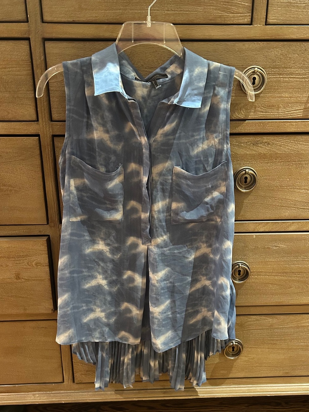 BCBGMaxAzria Flowy Sleeveless Pleated Back Top – Blue & White Tie-Dye